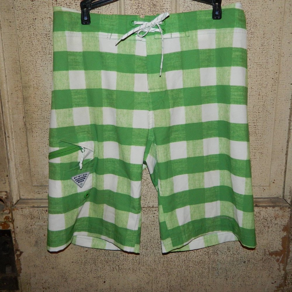 Columbia PFG Board Shorts Plaid Sz 32 (H-9)